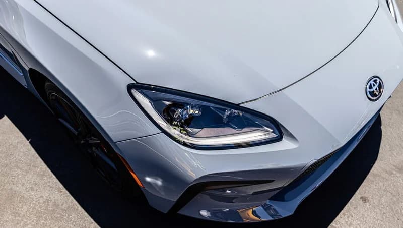 Спортивный автомобиль Toyota с задним приводом получает новые цвета и интересные изменения в механической коробке передач