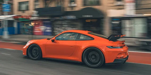 Спортивные автомобили сохраняют яркие цвета, пока Америка склоняется к серым автомобилям, показывает исследование