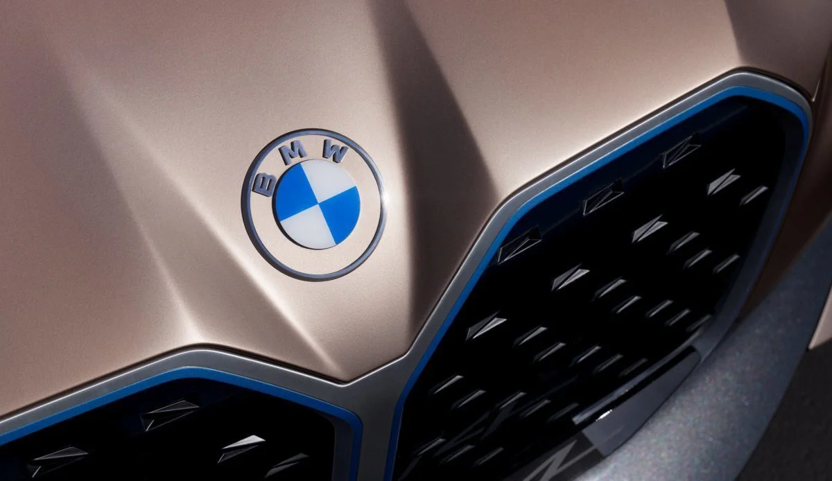 BMW отзывает более 744.000 автомобилей из-за риска возгорания