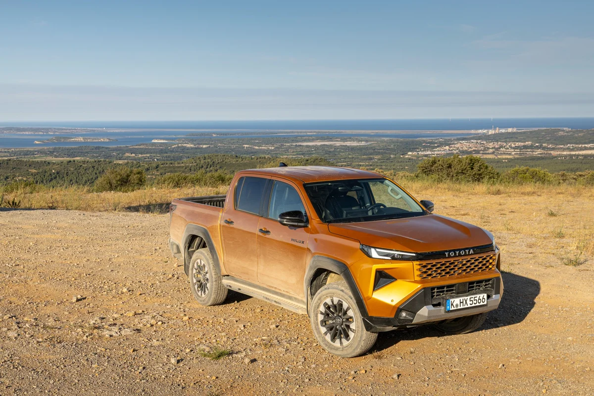 Новый Toyota Hilux: икона внедорожников с современными технологиями