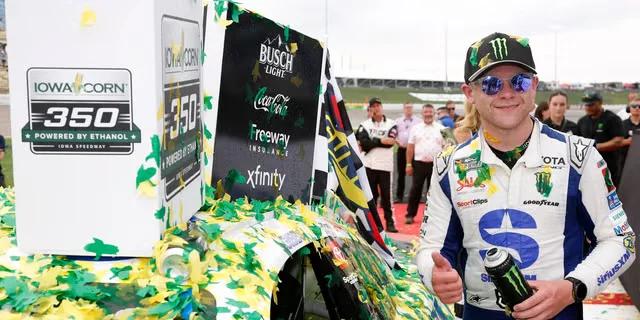 Тай Гиббс одерживает победу на NASCAR в Айове, а Кристофер Белл снова на втором месте
