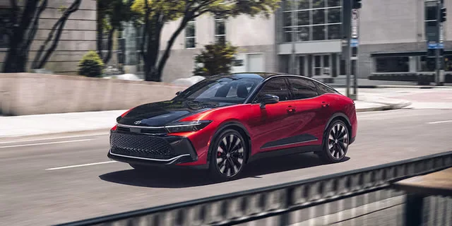 Обновленный Toyota Crown 2027 года: новый цвет и гибридная установка