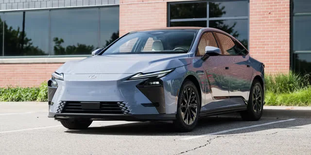 Электрическая силовая установка делает этот роскошный автомобиль с мягкой подвеской еще более спокойным