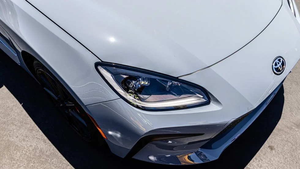 Спортивный автомобиль Toyota с задним приводом получает новые цвета и интересные изменения в механической коробке передач