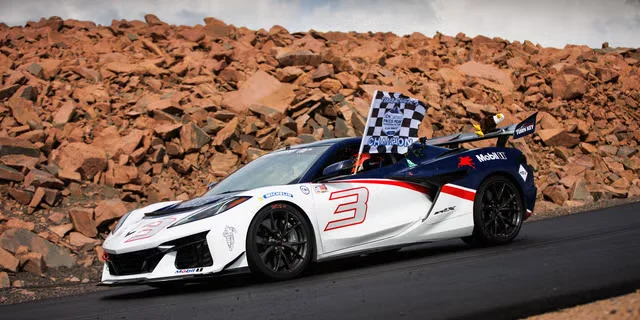 Как Chevrolet Corvette ZR1X побил рекорд среди серийных автомобилей на Pikes Peak с результатом 9:30