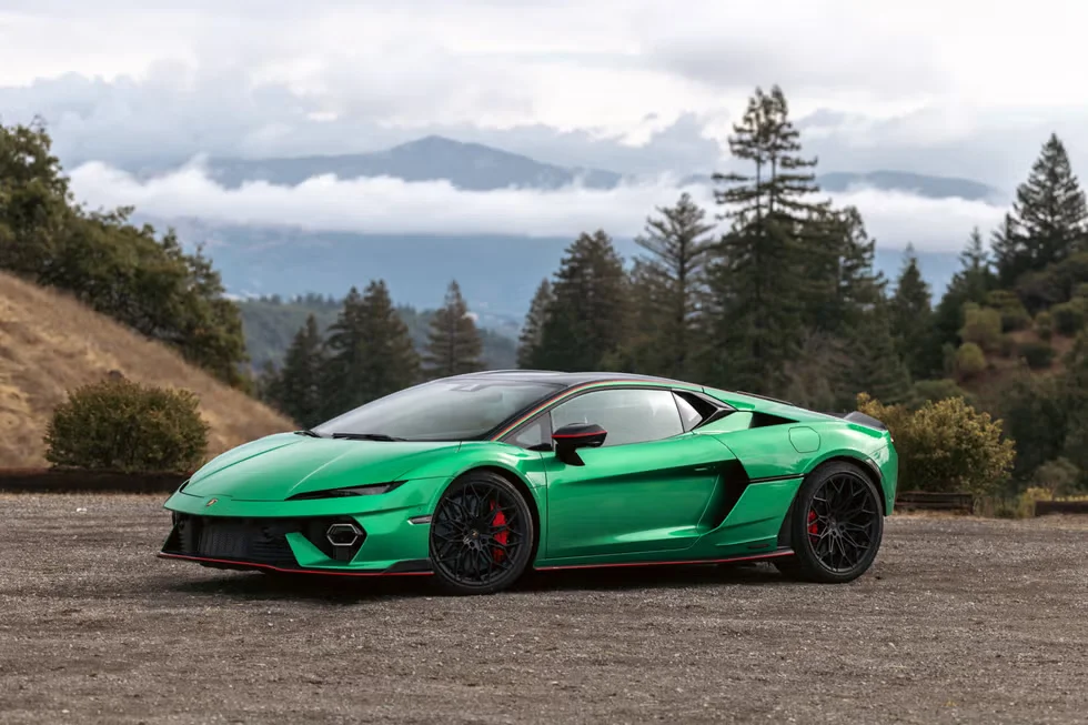 Lamborghini не планирует возвращение механической трансмиссии, говорит руководитель