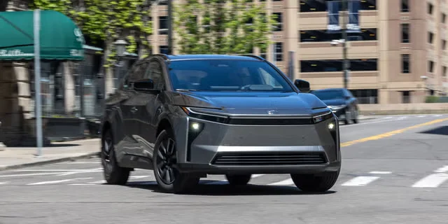 Посмотрите на каждую деталь обновленного электрического внедорожника Toyota bZ 2026 года