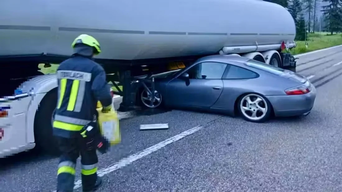Инцидент с Porsche 911 под автотранспортом в Доббиако