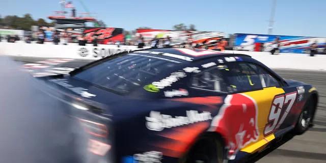 Шейн ван Гисберген выигрывает последний гонку NASCAR на дорожной трассе 2026 года в Сономе