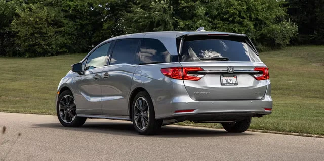 Honda отзывает 325,588 минивэнов Odyssey из-за проблем с задними камерами