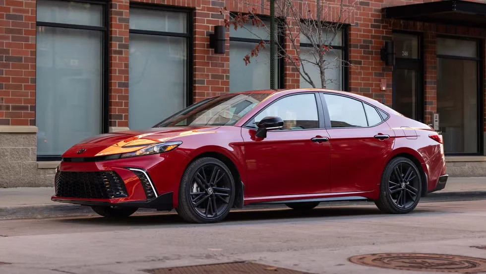 Вице-президент Toyota призывает японских автопроизводителей к сотрудничеству для противостояния китайской угрозе