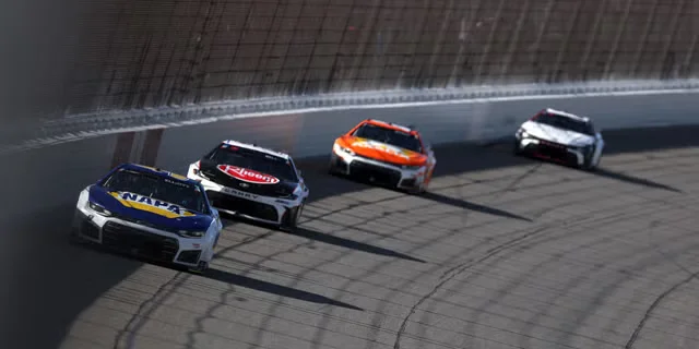 NASCAR только что пережила один из самых сильных ударов 2026 года, столкновение Эллиота и Белла повредило барьер SAFER