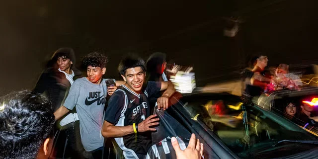 Гудки и баскетбол: Уникальная традиция Сан-Антонио отмечать победы Spurs из автомобилей